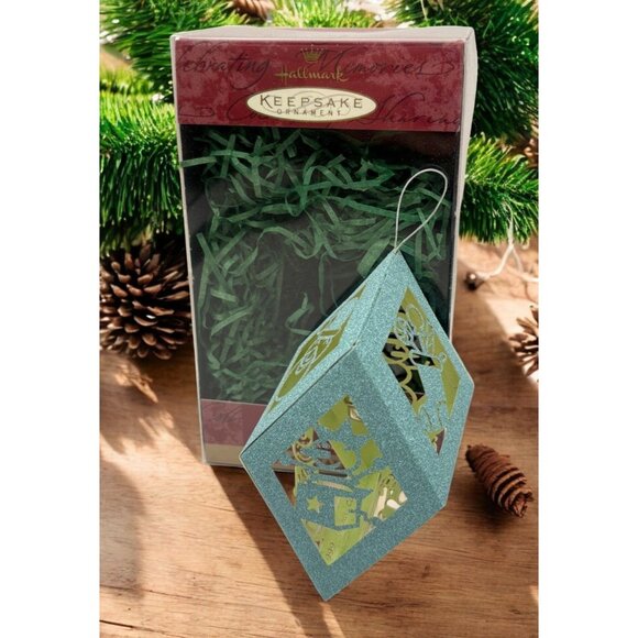 Hallmark Keepsake Christmas Ornament Yuletide Charm 1999 Laser Gallery - Picture 1 of 8